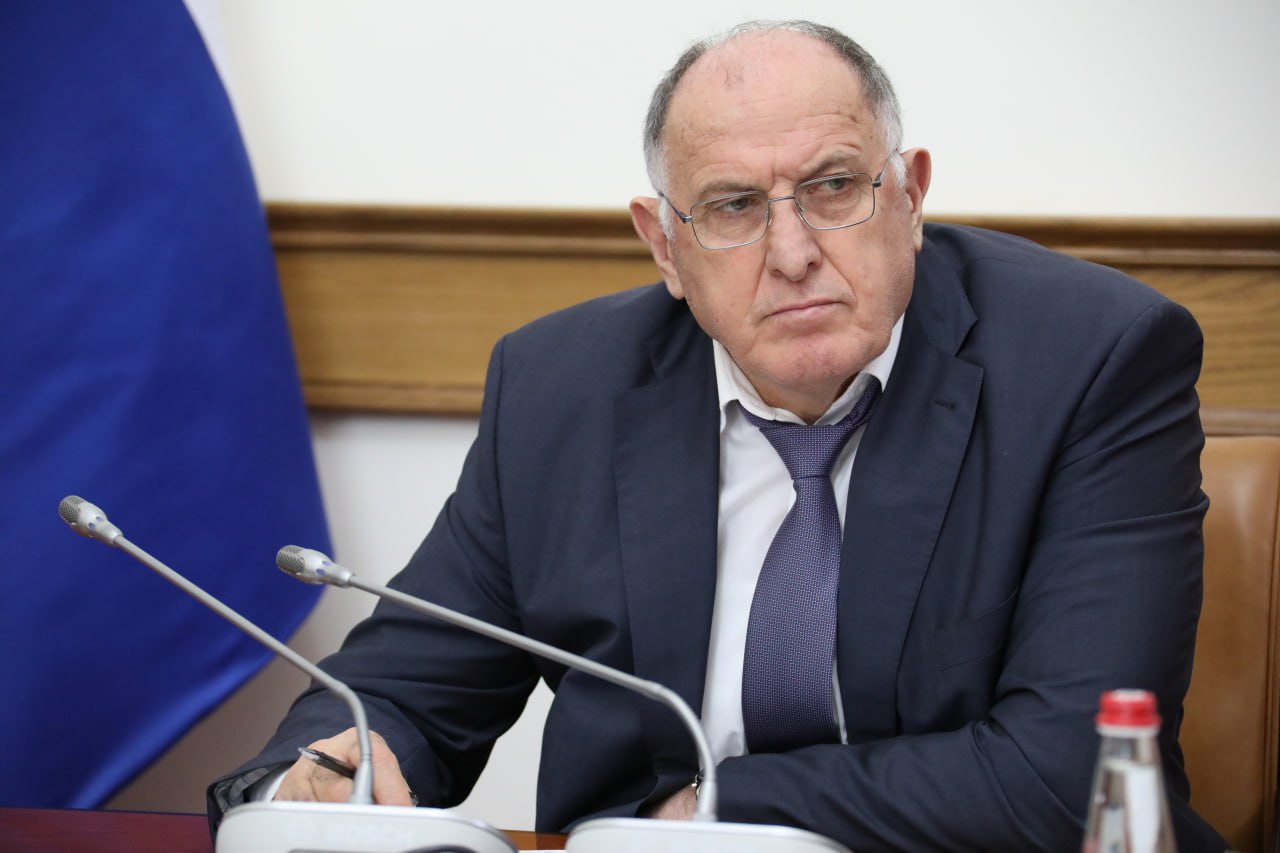Абдулмуслимов Абдулмуслимов призвал впредь не допускать к торгам недобросовестных подрядчиков
